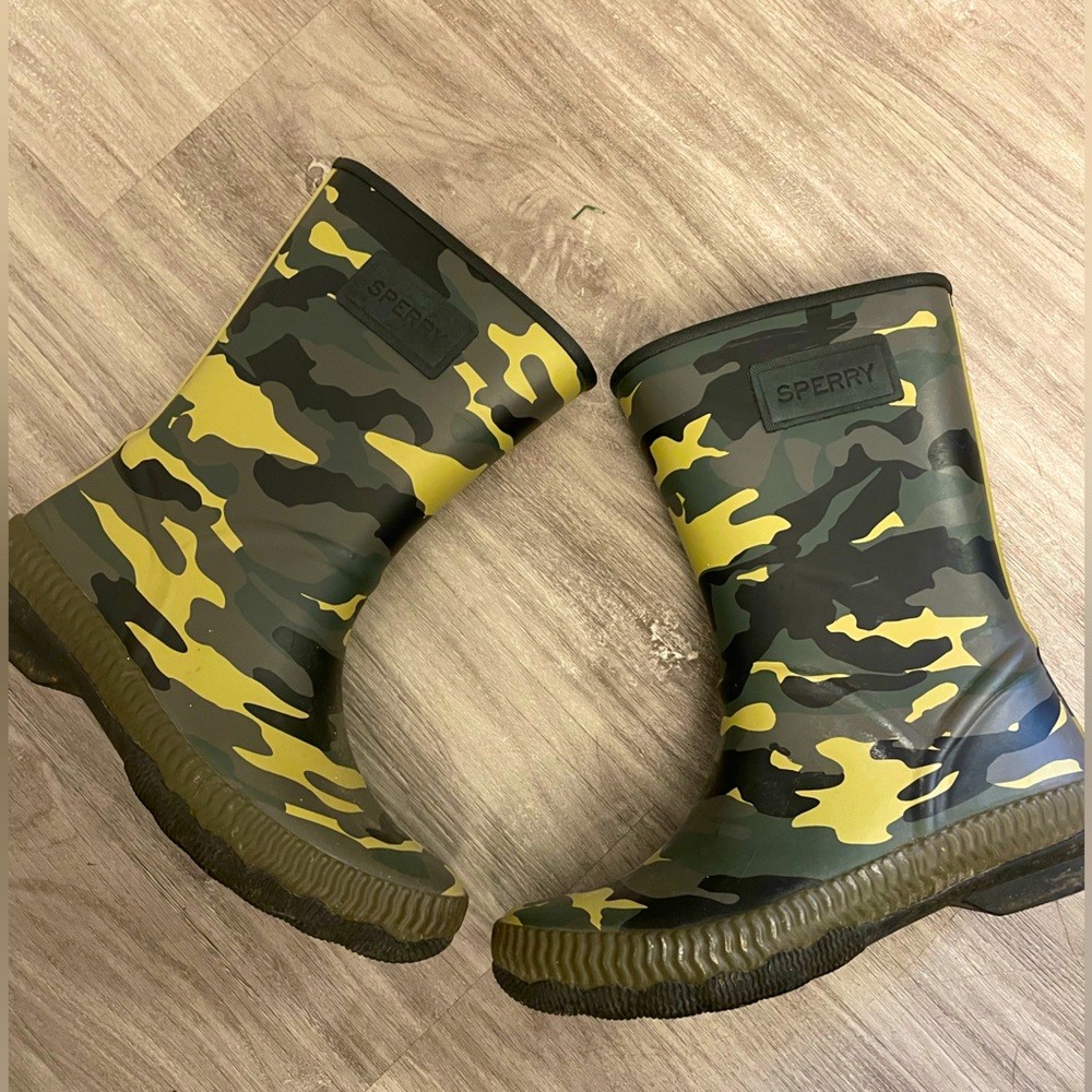 Women’s sperry rainboots